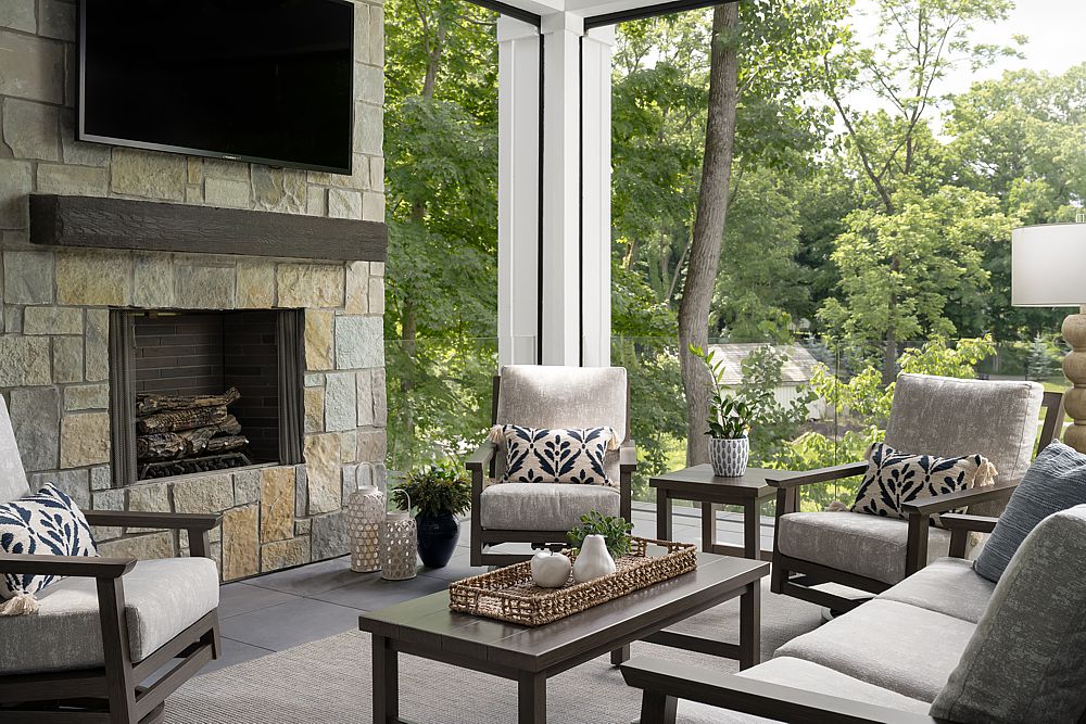 Outdoor living space with comfortable seating and stylish summer décor.